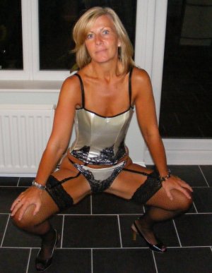 Loukina escortgirl à Alès, 30